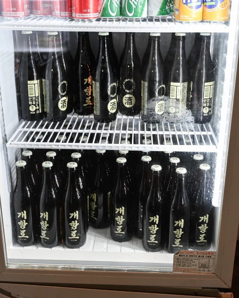 仁川ビール 茶色の瓶ボディと開港路のハングル筆文字ラベル