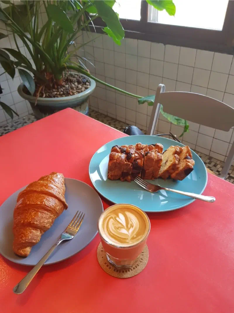 ブラウンハンズ開港路 ベーカリーとドリンクの組み合わせ