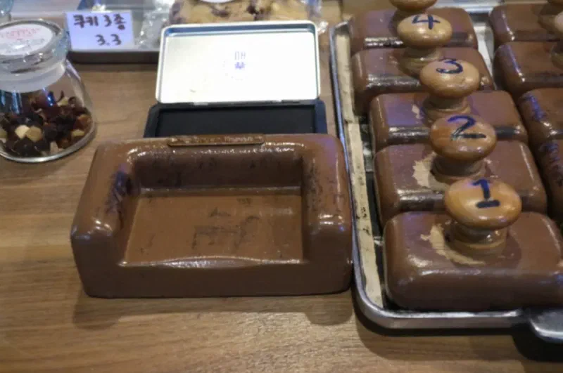 ブラウンハンズ開港路 病院の面影を残す店内ディテール
