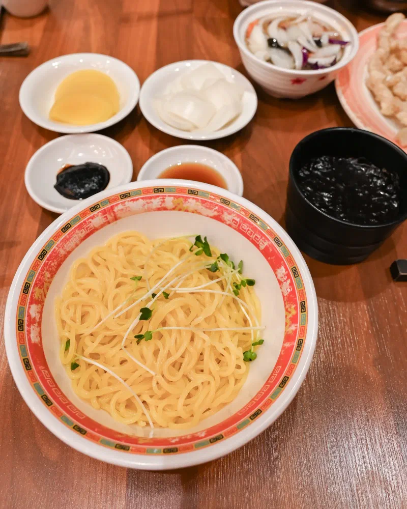 共和春のチャジャン麺、麺とソースが別盛りで運ばれてきた状態