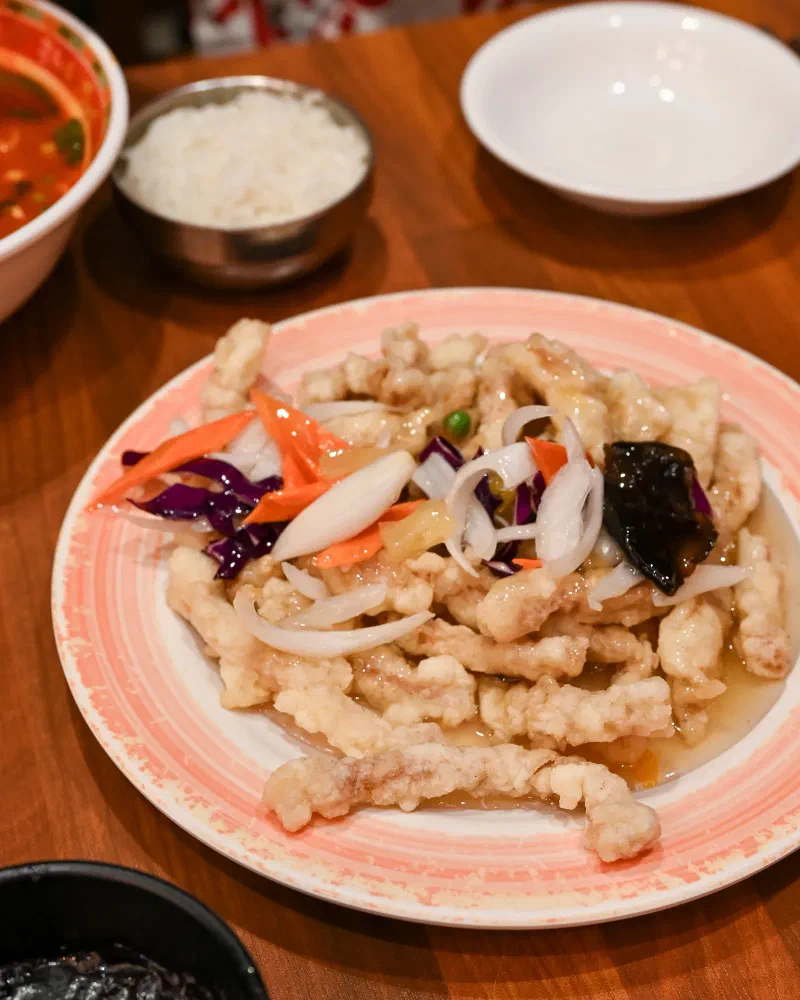 共和春のチャジャン麺とタンスユクが並ぶ韓国中華のテーブル全景