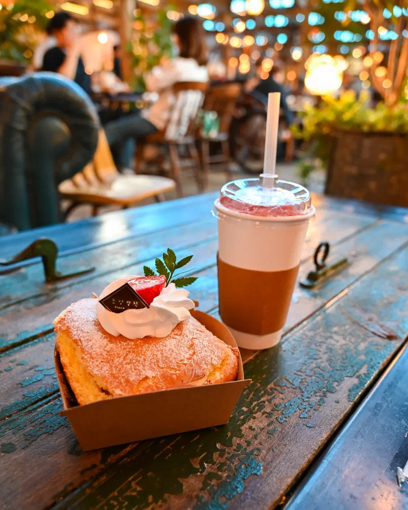 朝陽紡織 ベーカリーコーナーに並ぶパンとデザート