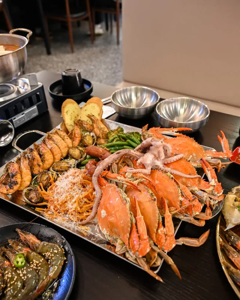 꽃게옥の海鮮プレート、茹でたカニ・焼きエビ・アワビ・パスタの豪華盛り合わせ