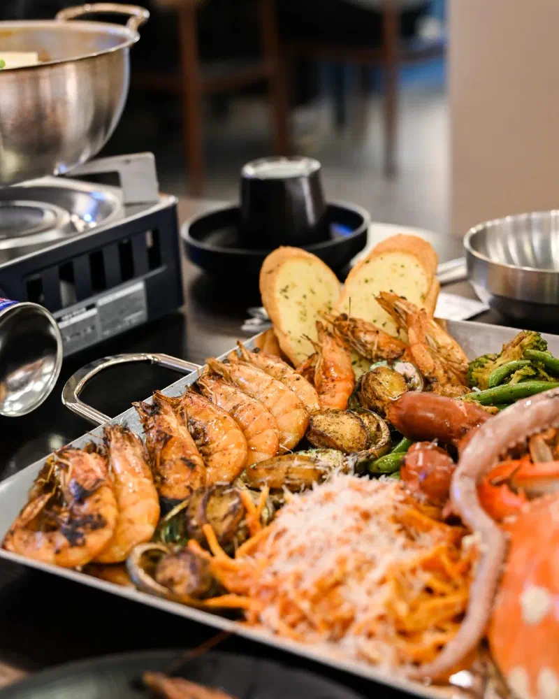 꽃게옥の海鮮プレートに乗る焼きエビとアワビの拡大