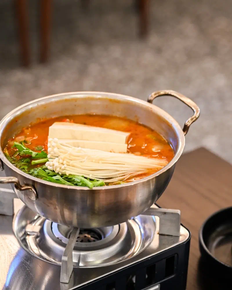 꽃게옥のコッケタン(渡り蟹のスープ)、味噌ベースの濃厚な赤いスープ