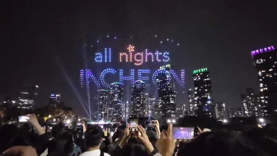 仁川松島セントラルパークで開催されたマルチメディアドローンショー「オールナイツインチョン」の夜空を彩る500台のドローン演出