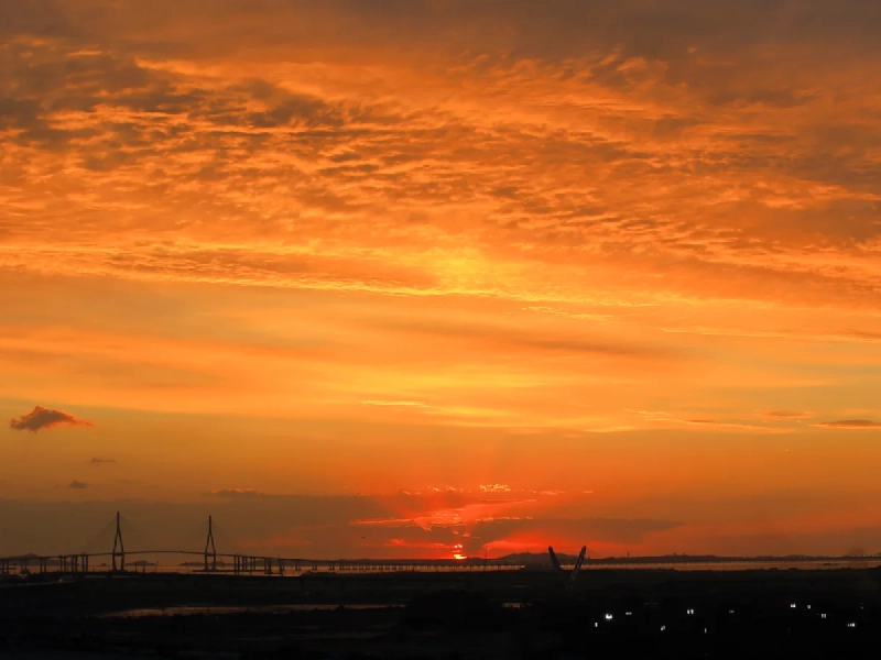 仁川大橋のシルエットが浮かぶ松島(ソンド)の夕焼け空