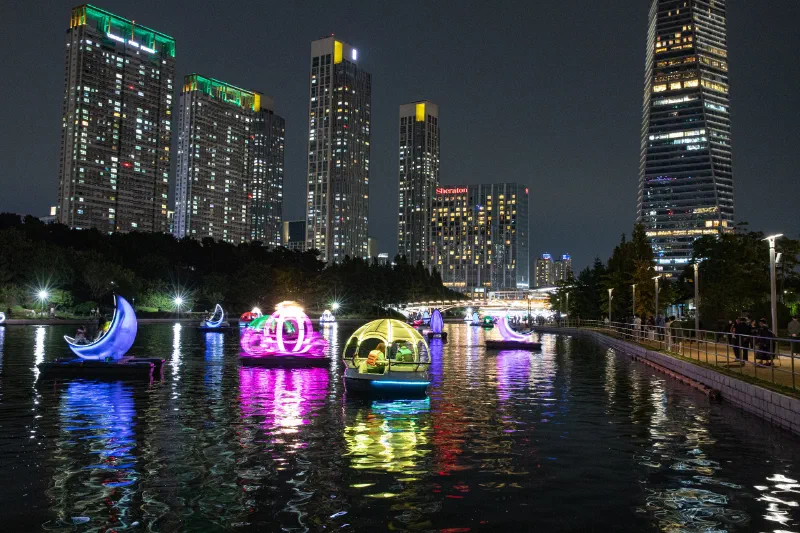 松島セントラルパークの夜景に浮かぶムーンボート