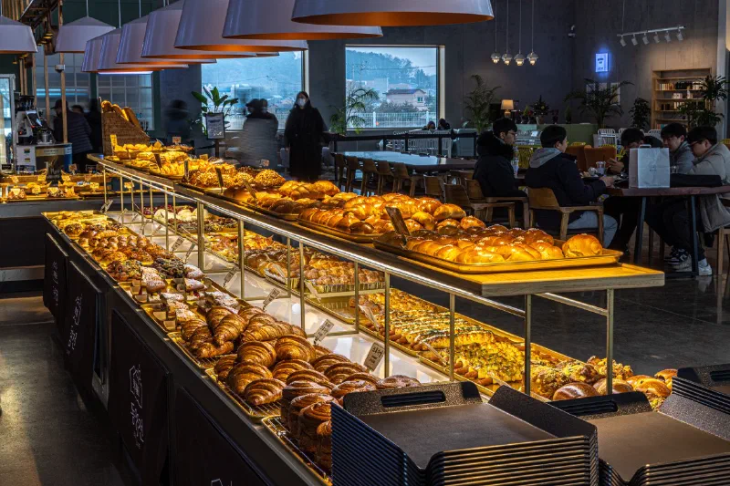 美味しそうなパンが並ぶベーカリーエリア