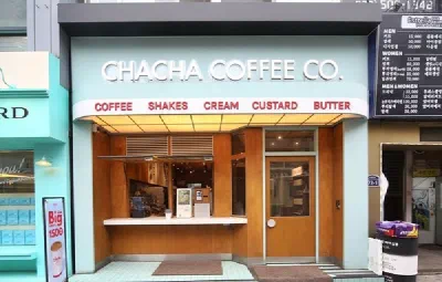 仁川富平のデザートカフェCHACHA COFFEE CO.の外観 ミント色のファサード