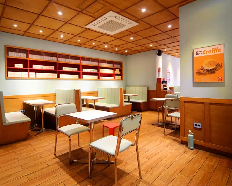 CHACHA COFFEE CO.のミルククリームドーナツと焼き菓子のショーケース