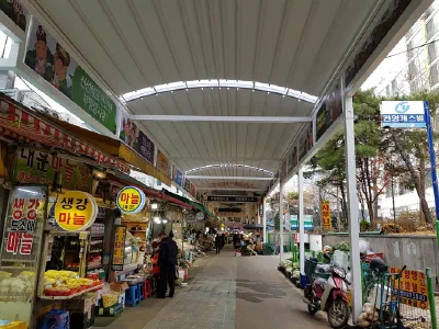 富平カン市場の店頭に並ぶ韓国の伝統的なお餅