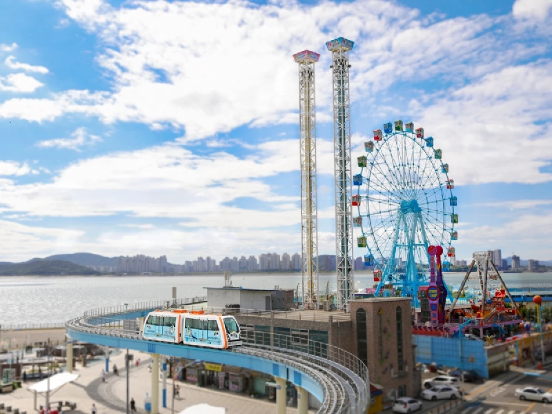 観覧車や海沿いの遊歩道が広がる仁川・月尾島(ウォルミド)の港町の風景