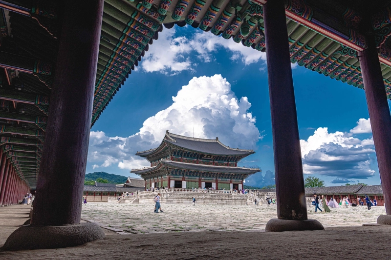 韓国・ソウルの景福宮（キョンボックン）と夏空