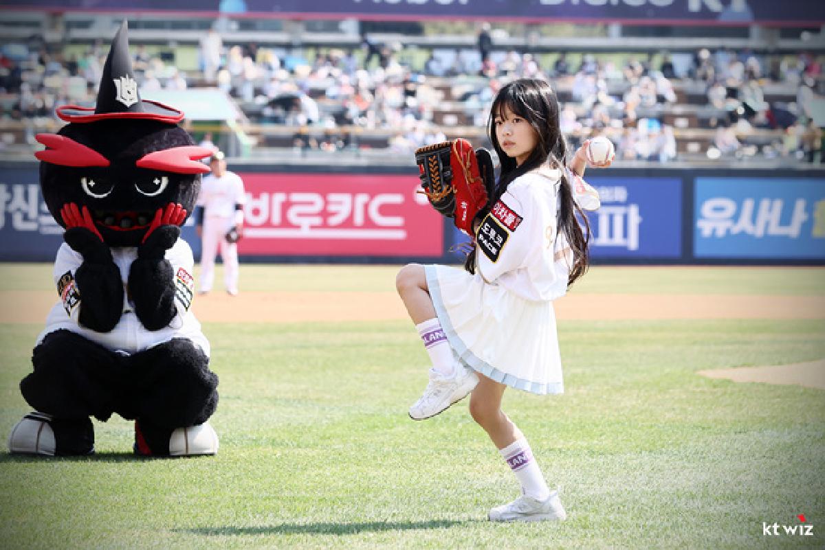 ザ・グローリーのイェソル、kt wizパークで選手たちと始球式に挑戦