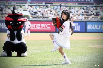 ザ・グローリーのイェソル、kt wizパークで選手たちと始球式に挑戦