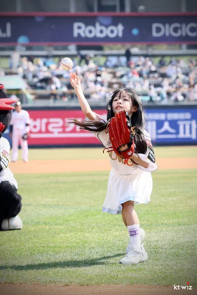 ザ・グローリーのイェソル、kt wizパークで選手たちと始球式に挑戦