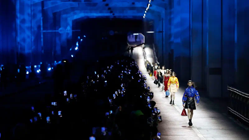 ルイ・ヴィトン、ソウル漢江の潜水橋で華やかなファッションショーを披露