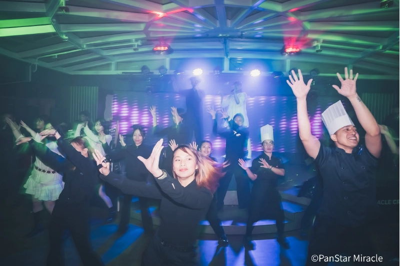 クルーによる船内ライブパフォーマンスのステージ