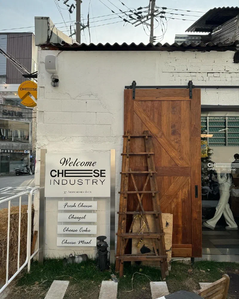 新たな雰囲気を楽しむ、聖水のカフェ“cheese industry”(チーズインダストリー)