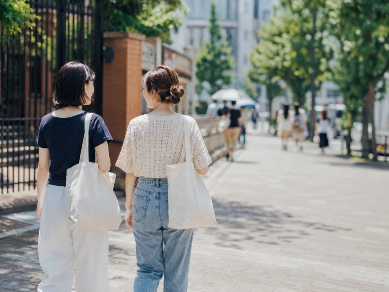 夏の原宿を歩くK-POPファンの女性たち。写真展めぐりのイメージ