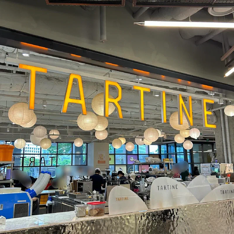 TARTINE BAKERYのおしゃれな外観や店内の雰囲気